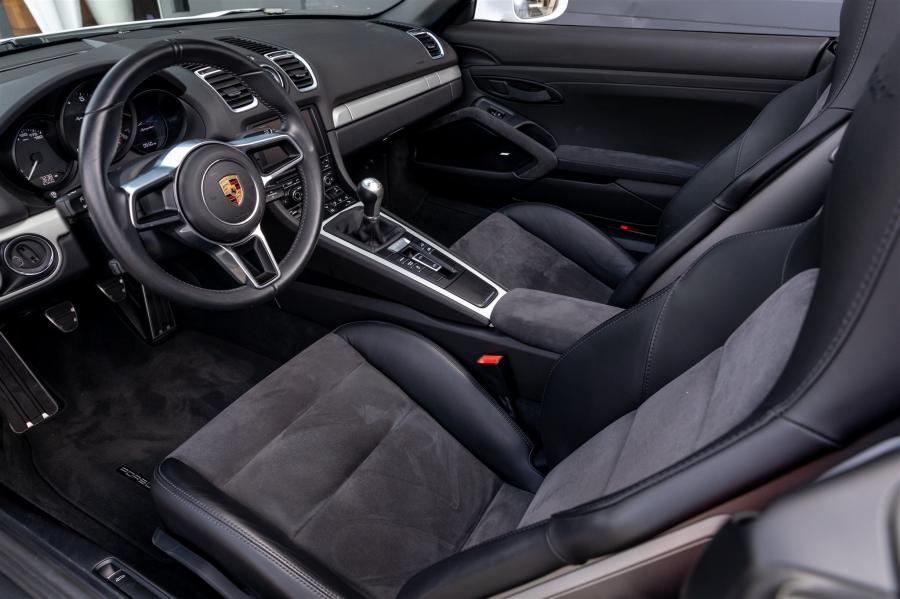 Интерьер Porsche Boxster Spyder (981) 2016 года  (фото 44 из 72)